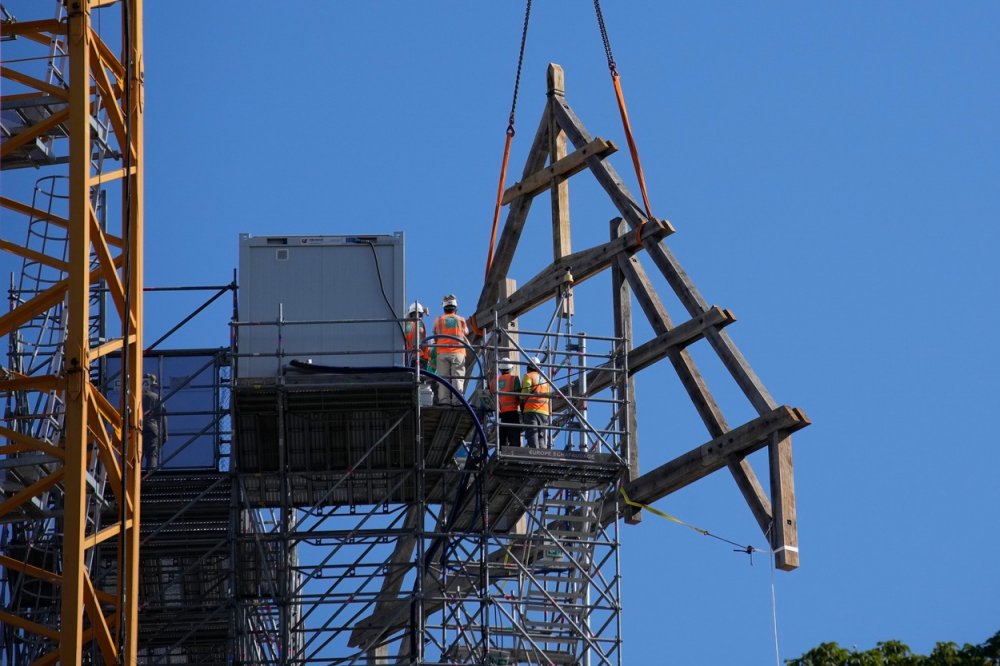 Pařížská katedrála Notre-Dame, kterou před čtyřmi lety výrazně poničil požár, má nový dubový krov. Několikatunovou konstrukci do centra francouzské metropole dopravili po řece Seině na lodi tak velké, že kvůli tomu na několik hodin museli přerušit ostatní lodní dopravu.