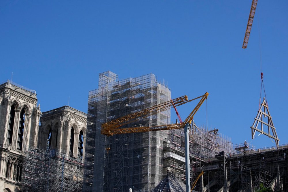 Pařížská katedrála Notre-Dame, kterou před čtyřmi lety výrazně poničil požár, má nový dubový krov. Několikatunovou konstrukci do centra francouzské metropole dopravili po řece Seině na lodi tak velké, že kvůli tomu na několik hodin museli přerušit ostatní lodní dopravu.