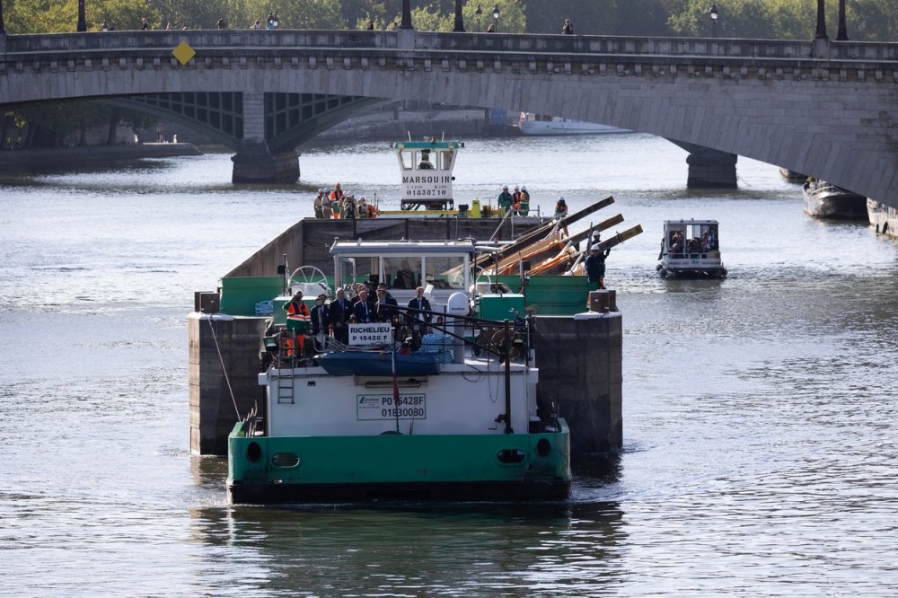 Pařížská katedrála Notre-Dame, kterou před čtyřmi lety výrazně poničil požár, má nový dubový krov. Několikatunovou konstrukci do centra francouzské metropole dopravili po řece Seině na lodi tak velké, že kvůli tomu na několik hodin museli přerušit ostatní lodní dopravu.