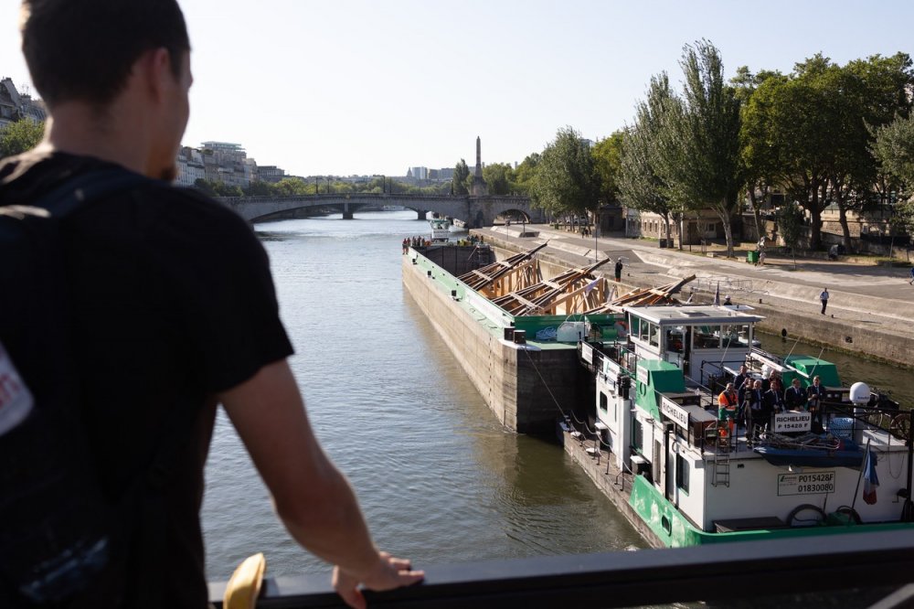 Pařížská katedrála Notre-Dame, kterou před čtyřmi lety výrazně poničil požár, má nový dubový krov. Několikatunovou konstrukci do centra francouzské metropole dopravili po řece Seině na lodi tak velké, že kvůli tomu na několik hodin museli přerušit ostatní lodní dopravu.