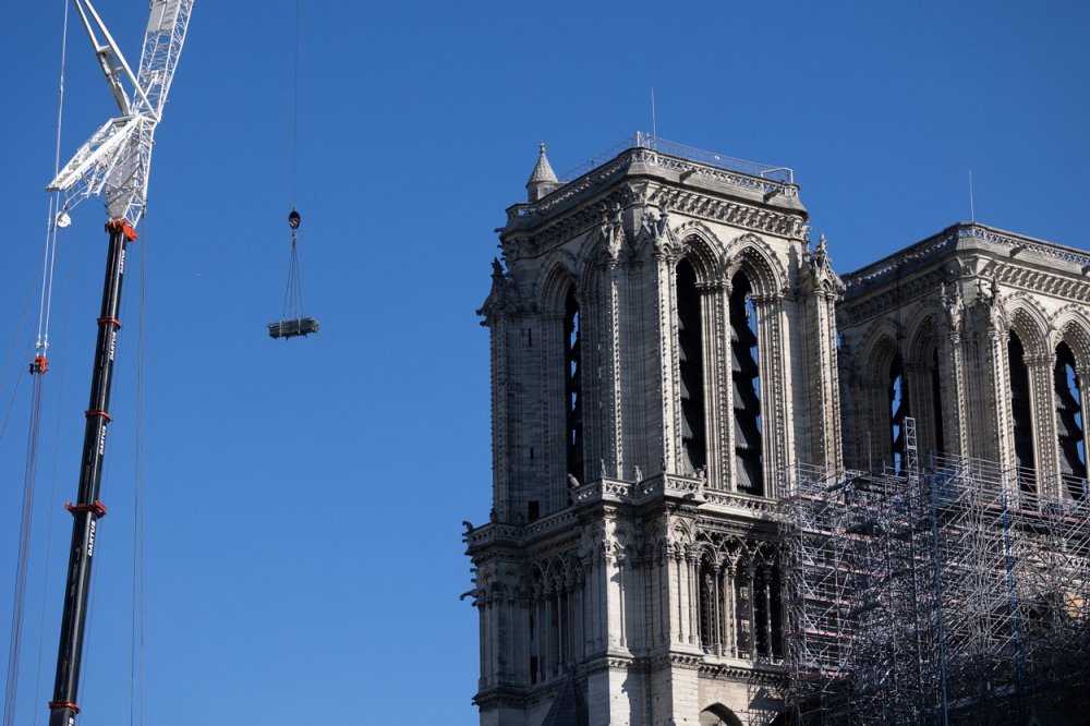 Pařížská katedrála Notre-Dame, kterou před čtyřmi lety výrazně poničil požár, má nový dubový krov. Několikatunovou konstrukci do centra francouzské metropole dopravili po řece Seině na lodi tak velké, že kvůli tomu na několik hodin museli přerušit ostatní lodní dopravu.