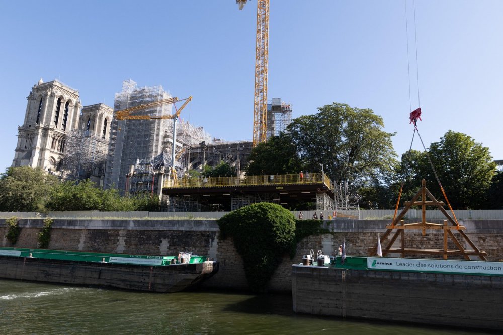 Pařížská katedrála Notre-Dame, kterou před čtyřmi lety výrazně poničil požár, má nový dubový krov. Několikatunovou konstrukci do centra francouzské metropole dopravili po řece Seině na lodi tak velké, že kvůli tomu na několik hodin museli přerušit ostatní lodní dopravu.