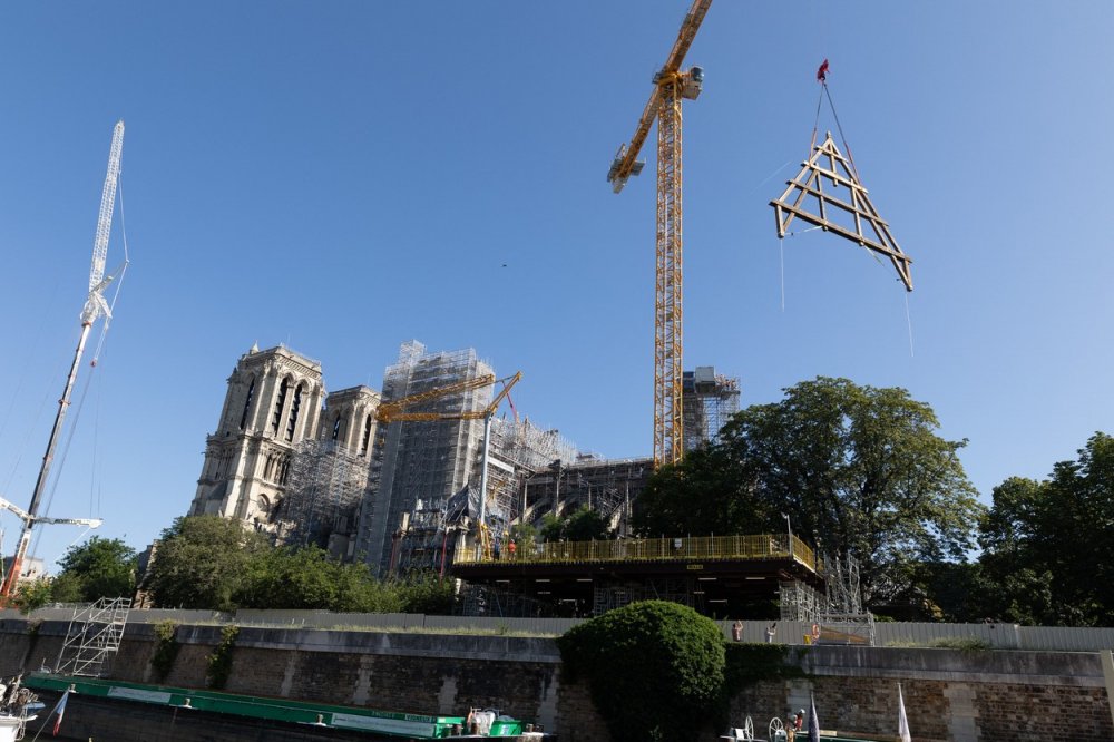 Pařížská katedrála Notre-Dame, kterou před čtyřmi lety výrazně poničil požár, má nový dubový krov. Několikatunovou konstrukci do centra francouzské metropole dopravili po řece Seině na lodi tak velké, že kvůli tomu na několik hodin museli přerušit ostatní lodní dopravu.