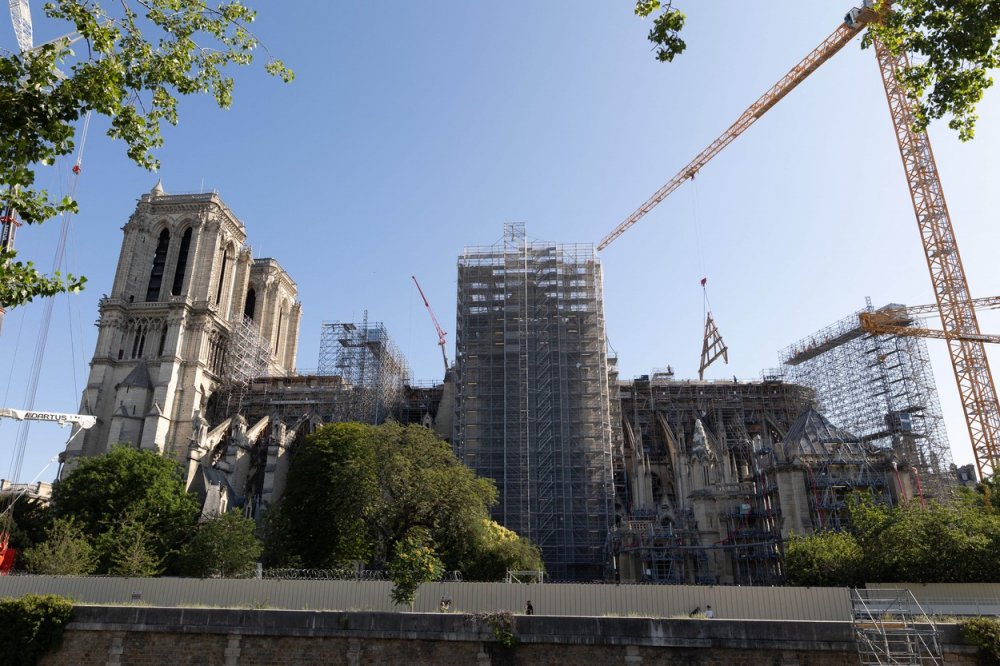 Pařížská katedrála Notre-Dame, kterou před čtyřmi lety výrazně poničil požár, má nový dubový krov. Několikatunovou konstrukci do centra francouzské metropole dopravili po řece Seině na lodi tak velké, že kvůli tomu na několik hodin museli přerušit ostatní lodní dopravu.