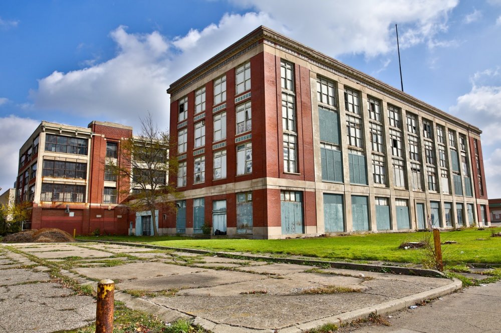 Detroit byl místem spuštění první sériové výroby automobilů, modelu Ford T. Dodnes se zachovala výrobní hala na Highland Street.