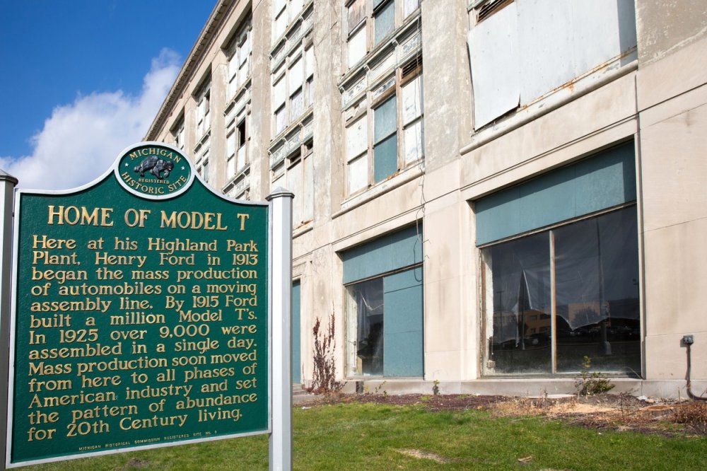 Detroit byl místem spuštění první sériové výroby automobilů, modelu Ford T. Před dodnes stojící montážní halou tento historický počin pamětní tabule.