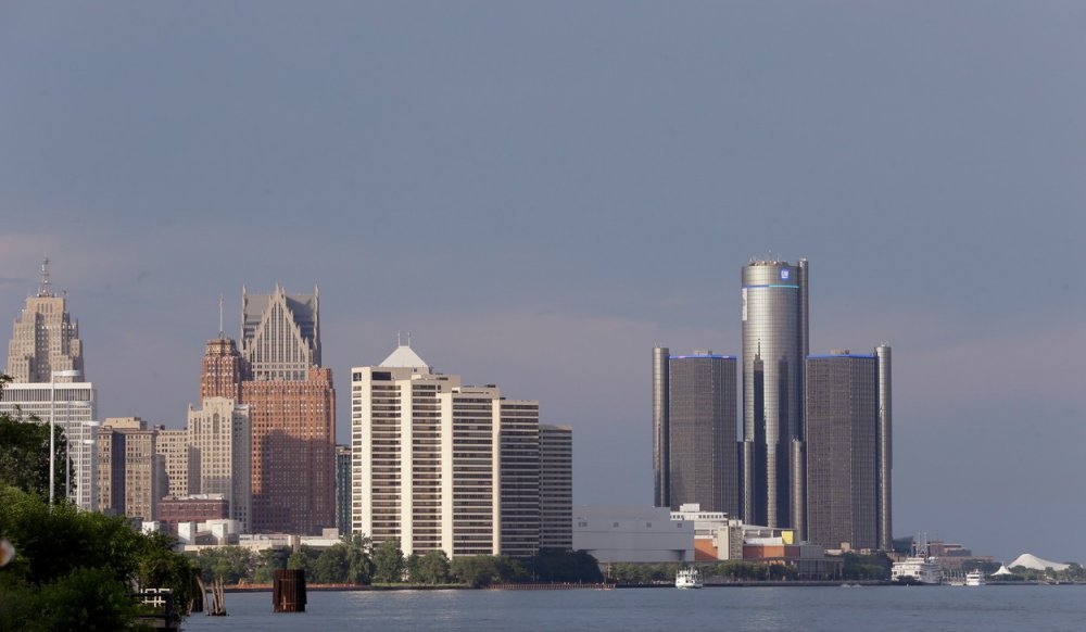 Pohled na Detroit s budovou sídla General Motors vpravo.