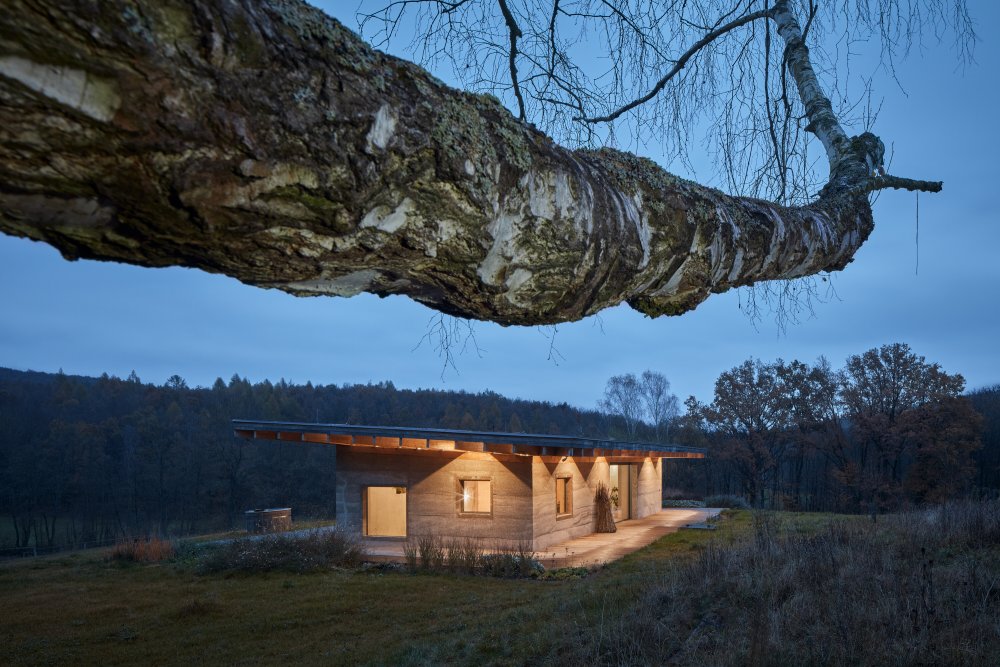 "Pro mě jako architekta to byla obrovská výzva a nelehký úkol. S materiálem nejsou v České republice zkušenosti. Naučená švýcarsko-japonská preciznost trpěla, byl to boj a pro mě další skvělá škola," přibližuje architektka práci s netypickým materiálem.