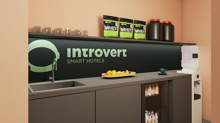 Hotelový interiér smart hotelu v bulharské Sofii. Hlavní motto společnosti Introvert je "Сontactless, Сashless, Сrowdless", tedy že všechny procesy od rezervace hotelového pokoje a platby až po check-in a check-out hotelu jsou digitalizovány a zákazník je ovládá přes vlastní mobilní telefon.