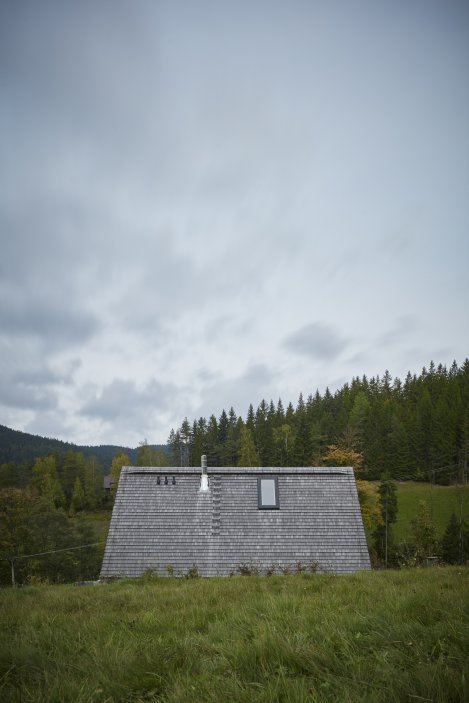 Architekti se museli popasovat se svažitým terénem.