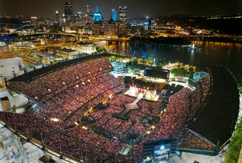 Zaplněný stadion v Pittsburghu při koncertě Taylor Swift 17. června 2023.