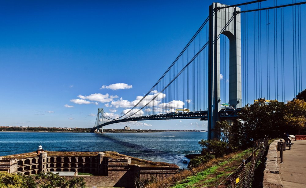 Druhé místo mezi visutými mosty patří Verrazano-Narrows Bridge v New Yorku spojující čtvrti Staten Island a Brooklyn. Rozpětí mezi pilíři činí 1298 metrů, otevřen byl v roce 1964 a světové prvenství držel do roku 1981.