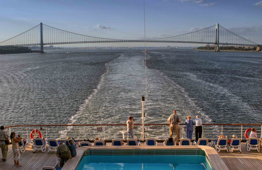 Druhé místo mezi visutými mosty patří Verrazano-Narrows Bridge v New Yorku spojující čtvrti Staten Island a Brooklyn. Rozpětí mezi pilíři činí 1298 metrů, otevřen byl v roce 1964 a světové prvenství držel do roku 1981.