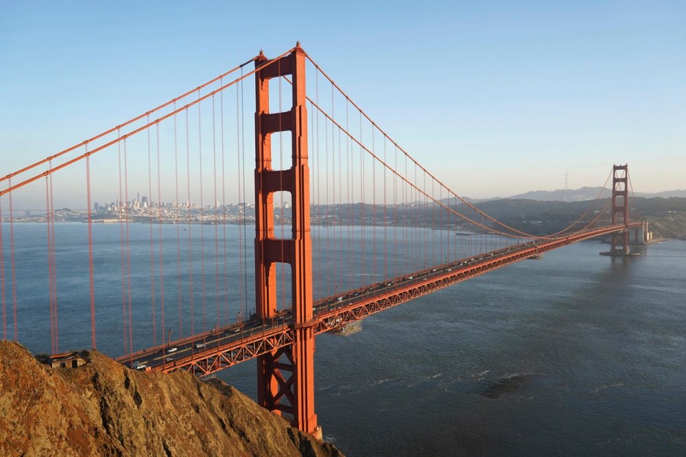 Třetí je slavný Golden Gate Bridge v San Francisku. Vzdálenost mezi pilíři činí 1280 metrů, otevřen byl v roce 1937 a světové prvenství držel do roku 1964.