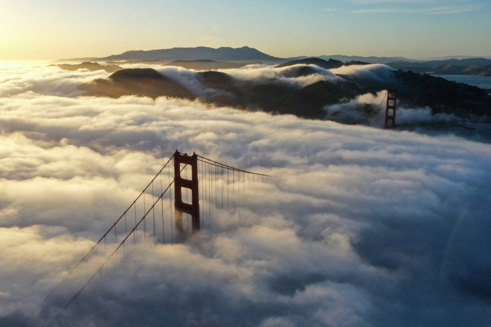 Třetí je slavný Golden Gate Bridge v San Francisku. Vzdálenost mezi pilíři činí 1280 metrů, otevřen byl v roce 1937 a světové prvenství držel do roku 1964.