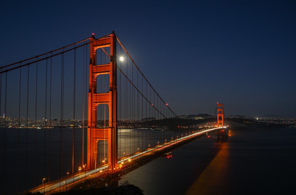 Třetí je slavný Golden Gate Bridge v San Francisku. Vzdálenost mezi pilíři činí 1280 metrů, otevřen byl v roce 1937 a světové prvenství držel do roku 1964.