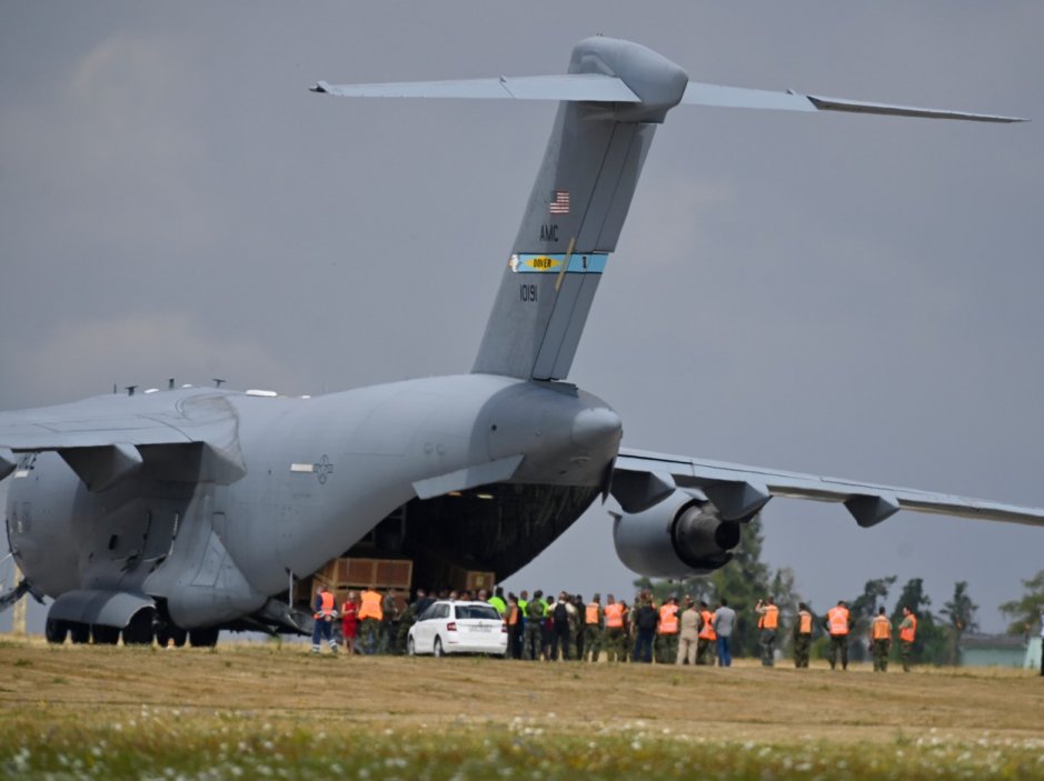 Česká republika z USA kupuje vrtulníky systému H-1. Celkem pořizuje osm víceúčelových strojů UH-1Y Venom a čtyři bitevníky AH-1Z Viper. Ve výzbroji nahradí ruské Mi-24V/35.