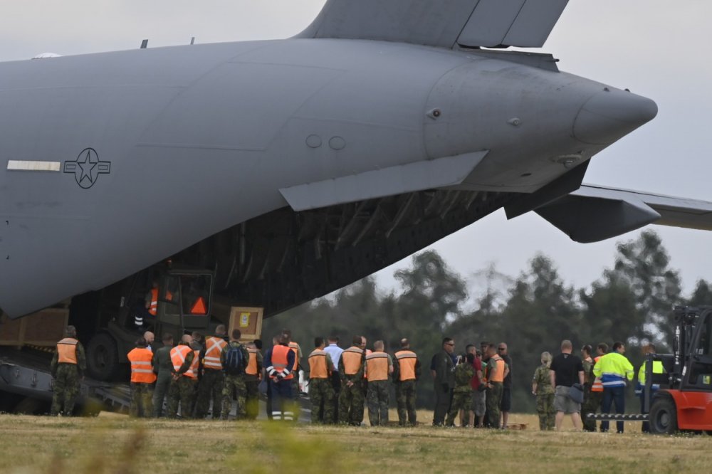 Kromě 12 nových vrtulníků armáda ze Spojených států amerických získá i osm starších strojů. Tyto vrtulníky čeká modernizace. 