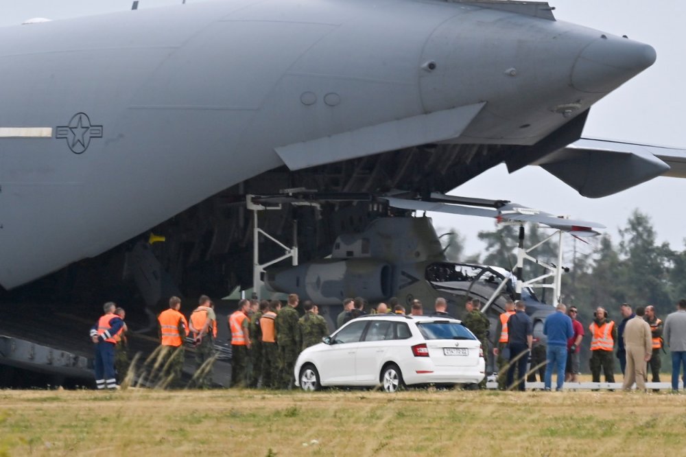 "Systém H-1 zásadně zvýší palebné schopnosti vrtulníkového letectva české armády, a to především s přesně naváděnou municí, kterou mohou používat oba vrtulníky systému," uvedl náčelník generálního štábu Karel Řehka.