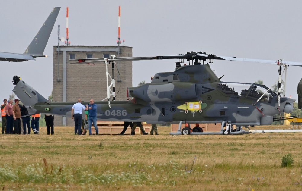 Následně budou dodány další dva vipery a první dva víceúčelové stroje UH-1Y Venom. 