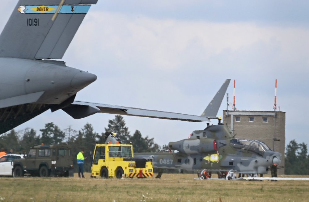 Vykládka prvních dvou dodaných bitevních vrtulníků Bell AH-1Z Viper na 22. základnu vrtulníkového letectva z transportního letounu C-17 americké armády.