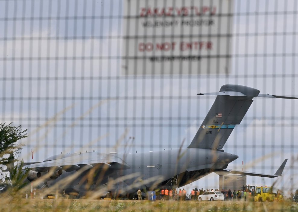 Vykládka prvních dvou dodaných bitevních vrtulníků Bell AH-1Z Viper na 22. základnu vrtulníkového letectva z transportního letounu C-17 americké armády.