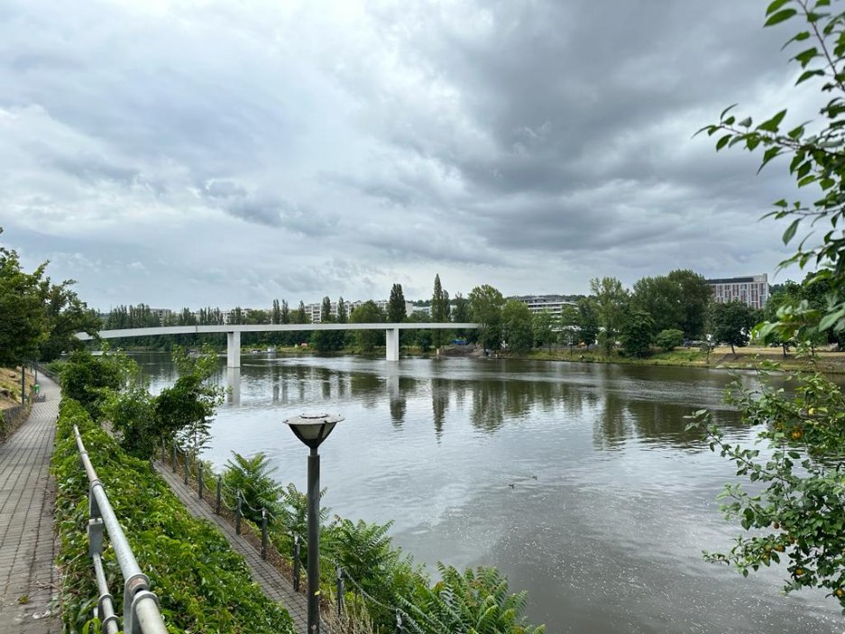 Lávka překlene 38 metrů mezi Karlínem a Štvanicí a 149 metrů mezi Štvanicí a Holešovicemi, dalších zhruba 70 metrů vede nad ostrovem Štvanice.