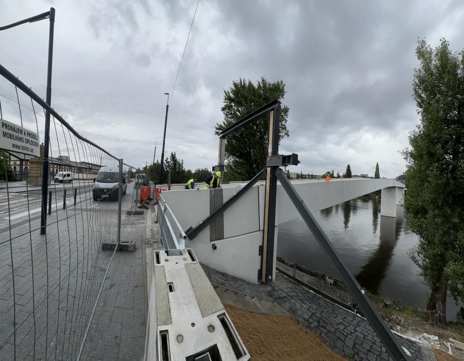 Na holešovickém břehu Vltavy začíná lávka na Bubenském nábřeží před branou do Holešovické tržnice.