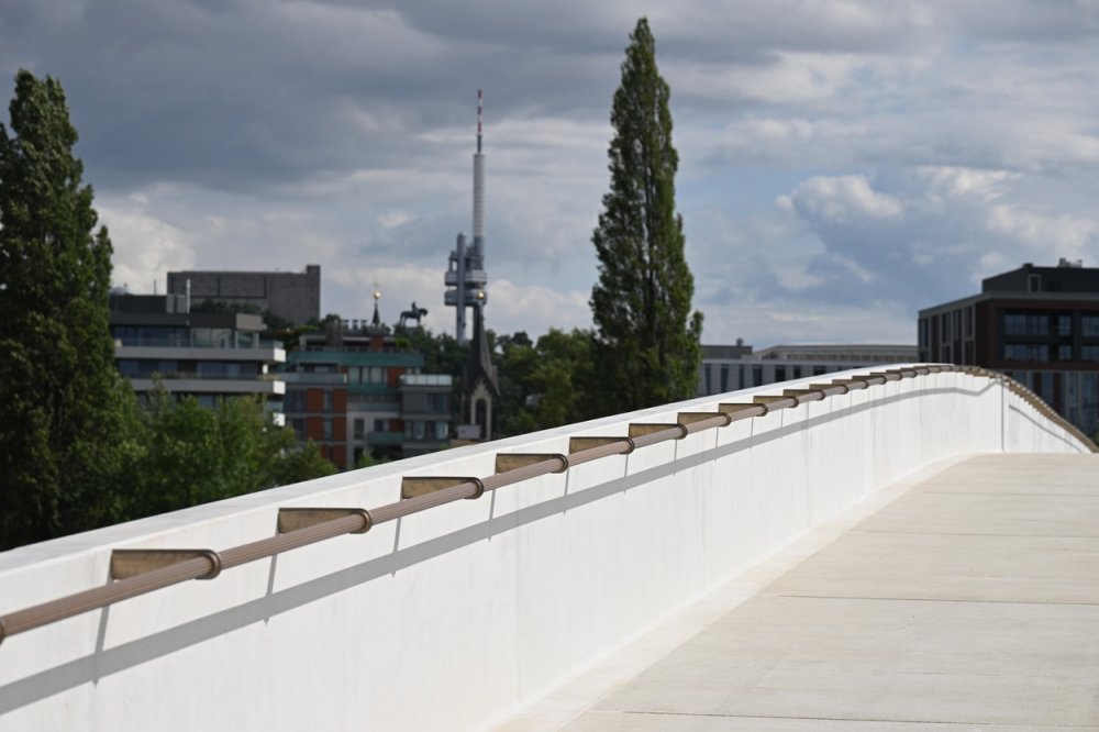 Nynější lávka je na hrozbu velké vody připravena, má proto zdvihací poslední pole u nábřeží v Holešovicích. 