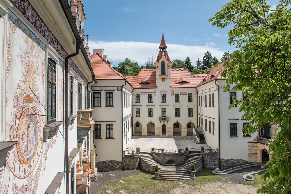 „Zvenku je opravený komplet, jsou hotové terénní úpravy okolo památky a z poloviny je to podle našich informací opravené i zevnitř," říká starosta obce Žinkovy.