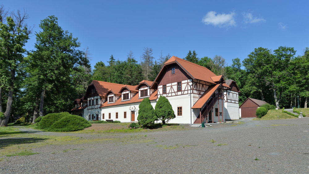 Součástí zámku je i částečně renovovaná hospodářská budova a 12 bungalovů.