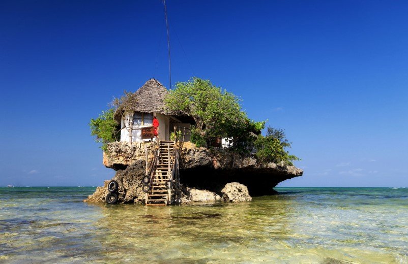 The Rock Restaurant, Zanzibar, Afrika Na jedné z bělostných zanzibarských pláží Michanwi Pingwe se nachází malinký ostrůvek s minirestaurací The Rock.