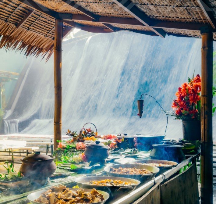 Restaurace u vodopádu - The Labassin Waterfall Restaurant, Villa Escudero Resort, San Pablo City, Filipíny  Autentickou místní kuchyni můžete v resortu Villa Escudero ve filipínském městě San Pablo ochutnat přímo v lůně přírody. 