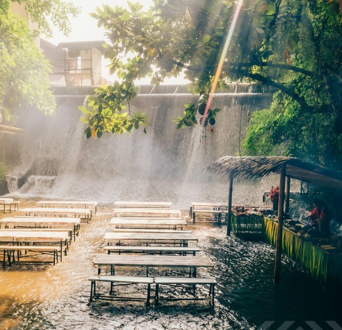 Restaurace u vodopádu - The Labassin Waterfall Restaurant, Villa Escudero Resort, San Pablo City, Filipíny  Autentická místní kuchyně se podává na bambusových stolech v těsné blízkosti vodopádu, Mnozí hosté tak zde kombinují příjemné osvěžení v tekoucí vodě s debužírováním zdejších delikates.