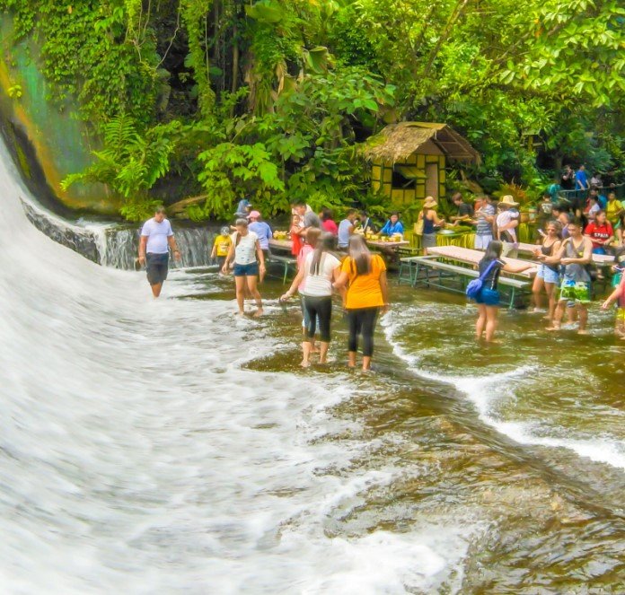 Restaurace u vodopádu - The Labassin Waterfall Restaurant, Villa Escudero Resort, San Pablo City, Filipíny  Autentická místní kuchyně se podává na bambusových stolech v těsné blízkosti vodopádu, Mnozí hosté tak zde kombinují příjemné osvěžení v tekoucí vodě s debužírováním zdejších delikates.