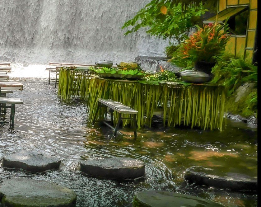 Restaurace u vodopádu - The Labassin Waterfall Restaurant, Villa Escudero Resort, San Pablo City, Filipíny  Autentická místní kuchyně se podává na bambusových stolech v těsné blízkosti vodopádu, Mnozí hosté tak zde kombinují příjemné osvěžení v tekoucí vodě s debužírováním zdejších delikates.