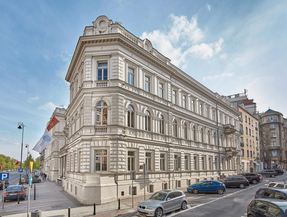 V současné době palác Royal Trakt Offices, který nově vlastní Investika, nabízí zhruba 3 200 metrů čtverečních moderních kancelářských prostor.