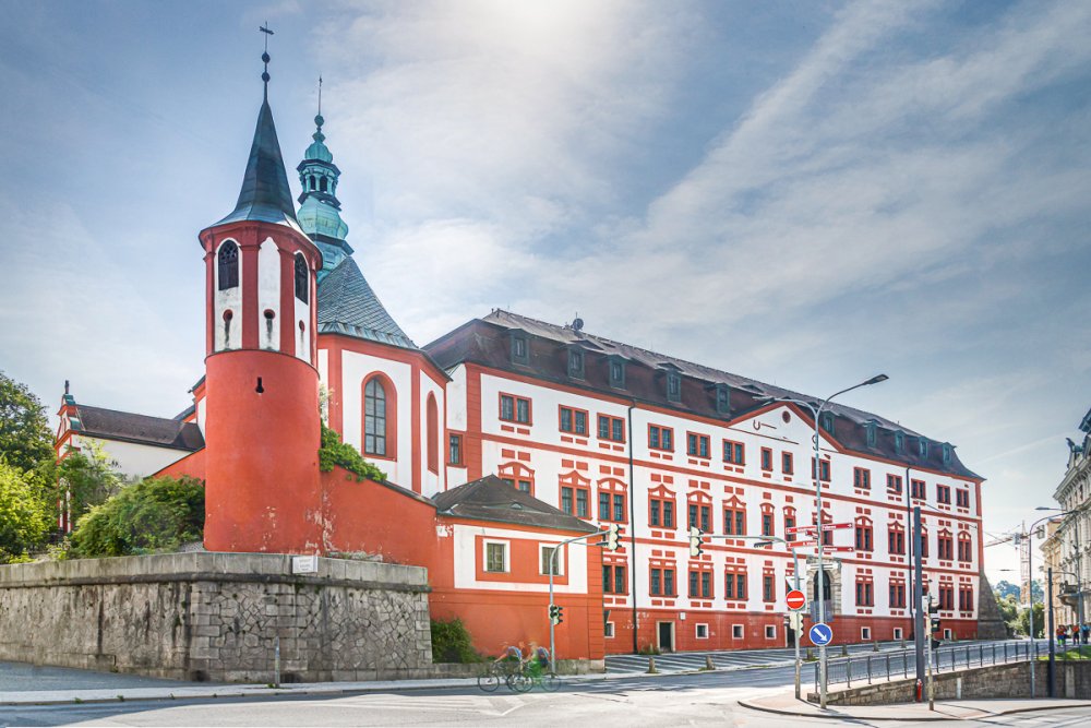 Roku 1927 se zámek změnil v ubytovnu zámecké správy s restaurantem. Po pozemkové reformě z roku 1933 přešel zámek jako konfiskát do vlastnictví státu.