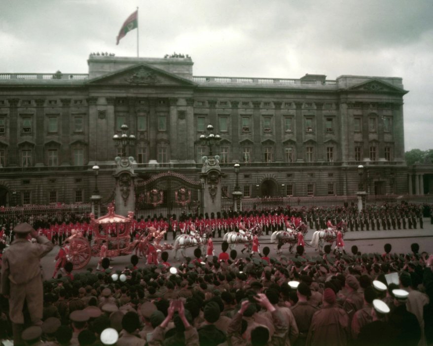 Korunovace královny Alžběty II. před Buckinghamským palácem 2. června 1953.