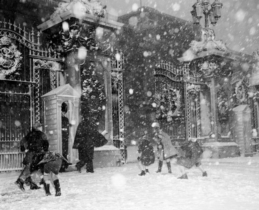 Neformální atmosféra. Děti se koulují před vchodem do Buckinghamského paláce v lednu roku 1955.