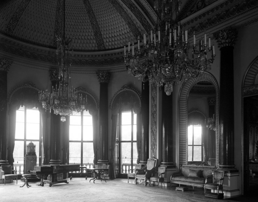 Hudební salón Buckinghamského paláce v roce 1947 se židlemi z období Ludvíka XIV.