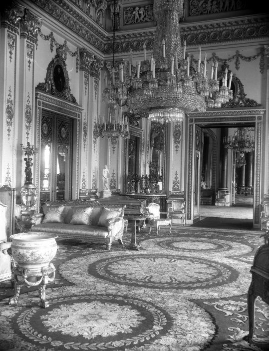 Takhle vypadal jeden ze sálů zvaný The White Drawing Room v roce 1947.