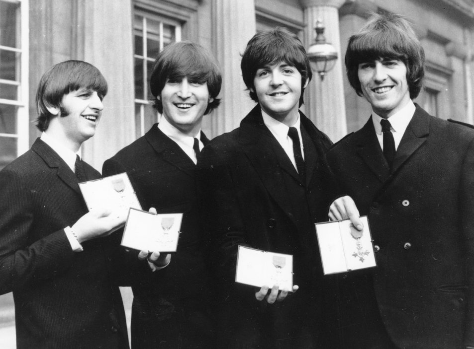 Velká sláva nastala, když si v říjnu1965 přišli pro Řád britského impéria členové Beatles.