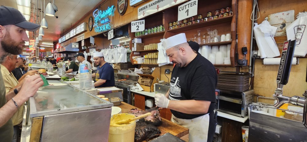 z mas na výběr slavné pastrami, corned beef, delikatesní bůček (brisket), roast beef, krůtí maso a uzený jazyk, který jinak běžně mimo koscher restaurace v USA neseženete.