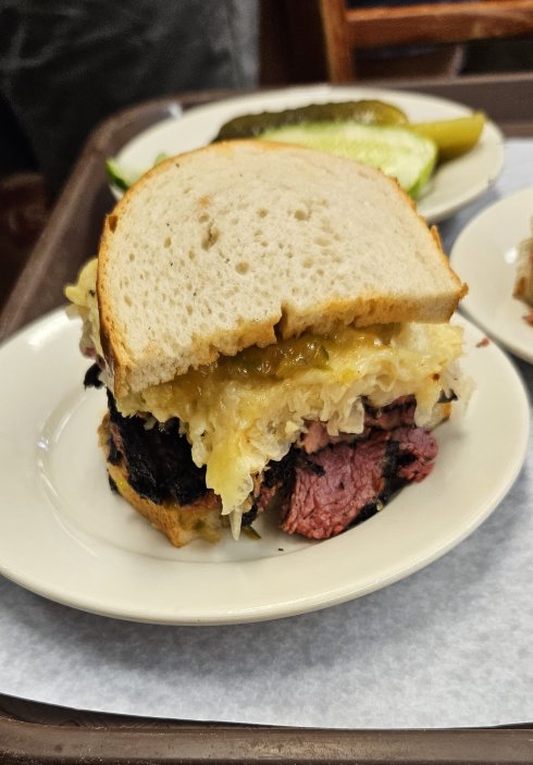 Katz´s Reuben s Pastrami, kysaným zelím a Reuben dressingem