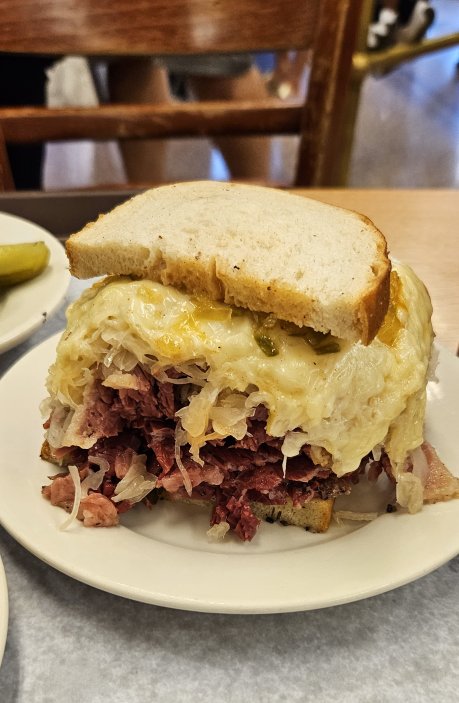 Reuben sendvič od Katze s kysaným zelím, Reuben dressingem a hovězím corned beef.