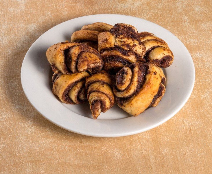 Zákusek, který rozhodně stojí za to je Rugelach. Jsou to delikatesní židovské rohlíčky s čokoládou nebo skořicí prodávané po tuctech za zhruba 14 dolarů.