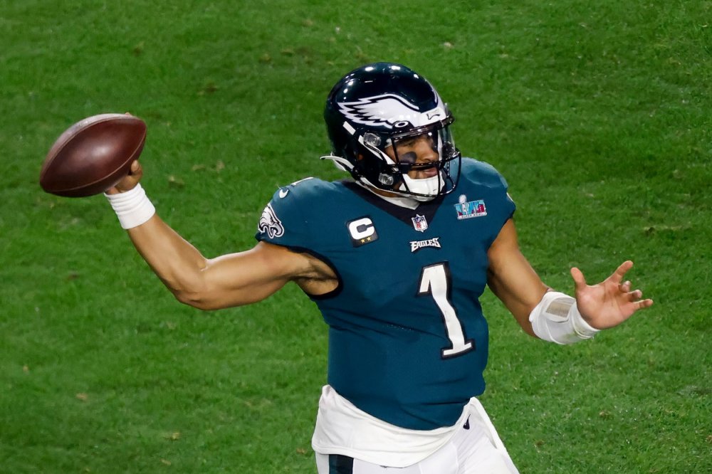 Celkem 51 milionů dolarů za sezónu obdrží hráč amerického fotbalu Jalen Hurts z Philadelphia Eagles