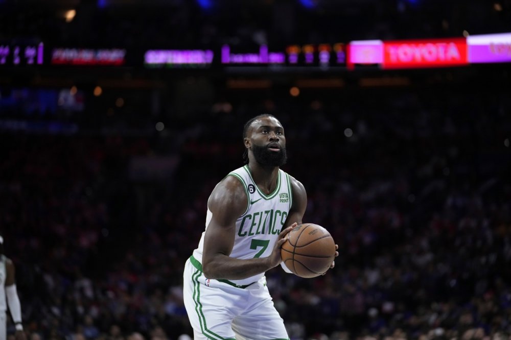 O něco méně pak za sezónu dostane Jaylen Brown z Boston Celtics. Celkem 60,7 milionů dolarů