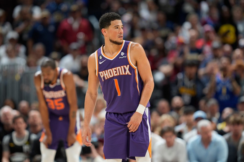 Stejně jako Townsen si vydělá i Devin Booker z Phoenix Suns. Celkem 56,8 milionů dolarů